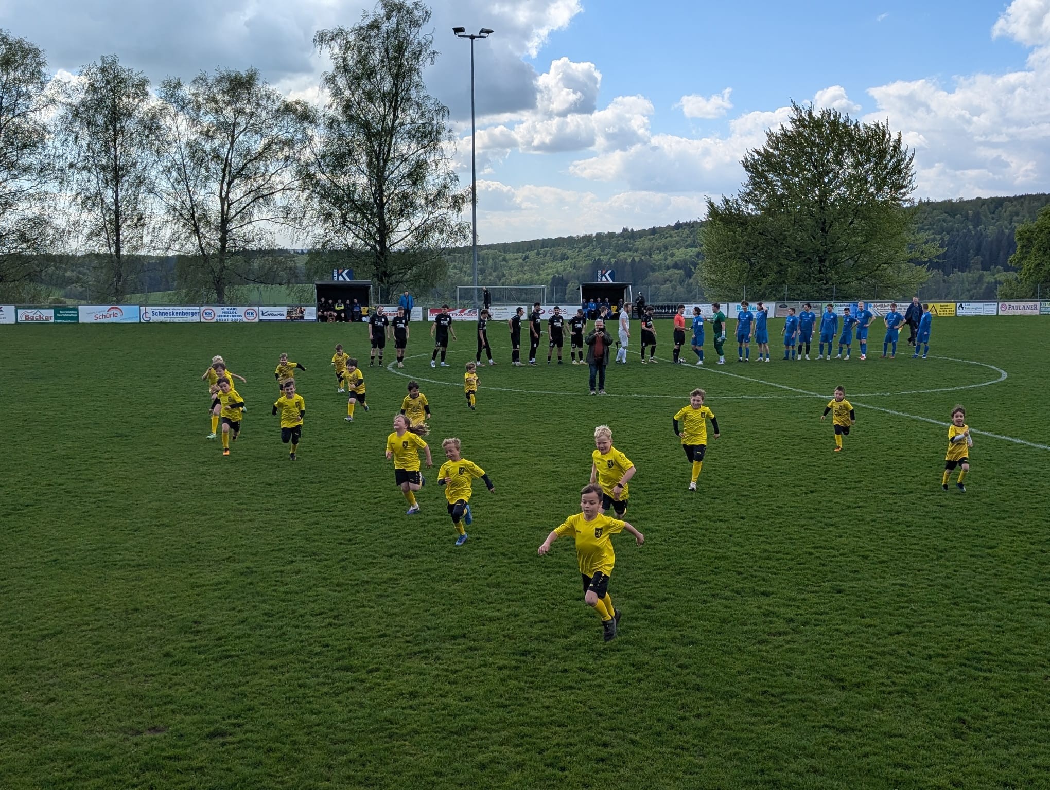 Einlaufkinder beim Spiel der Ersten Mannschaft