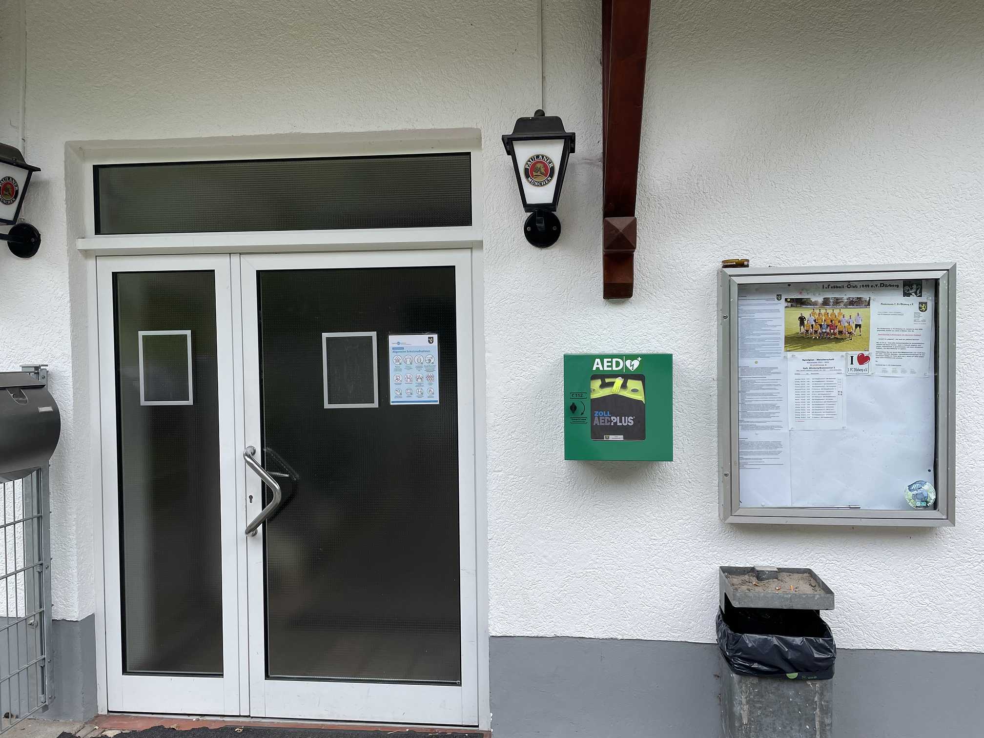 Neuer Standort eines Defibrillator am Eingang beim Clubhaus des 1. FC Dilsberg
